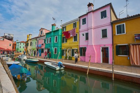 Téléchargez les photos : Venise, Italie - 15 octobre 2018 : monument de Venise, canal de l'île de Burano, maisons et bateaux colorés, Italie. - en image libre de droit