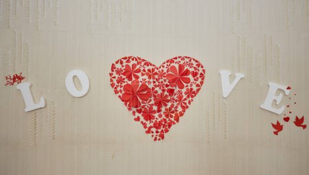 Téléchargez les photos : Fond Saint-Valentin avec le cœur et l'amour lettrage. - en image libre de droit