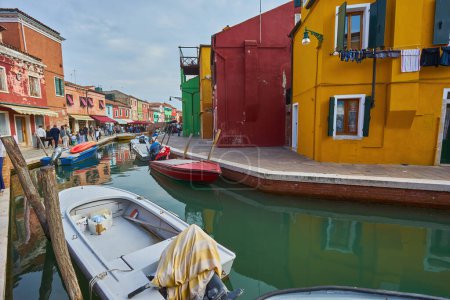 Foto de Venecia, Italia - 15 de octubre de 2018: Monumento a Venecia, Canal de la isla de Burano, casas y barcos de colores, Italia. - Imagen libre de derechos