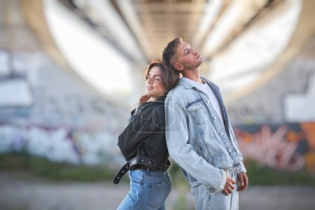Téléchargez les photos : Un couple à la mode et jeune respire le style et l'amour tout en posant dans les rues de la ville. - en image libre de droit