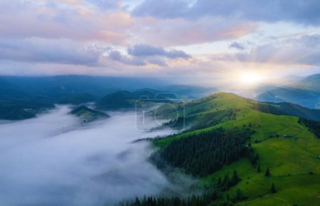 Téléchargez les photos : Paysage montagneux majestueux sous le ciel du matin avec nuages. Ciel couvert avant la tempête. Carpates, Ukraine, Europe
. - en image libre de droit