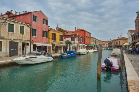 Foto de Venecia, Italia - 15 de octubre de 2018: Hermoso canal estrecho con agua sedosa en Venecia, Italia - Imagen libre de derechos