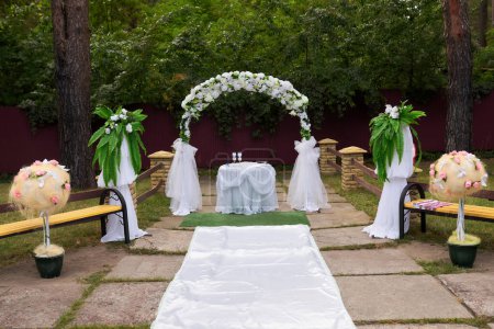 Foto de Hermoso arco de boda para la ceremonia de las flores. Color retro - Imagen libre de derechos
