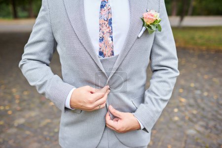 Foto de El novio con traje y corbata para dar un paseo - Imagen libre de derechos