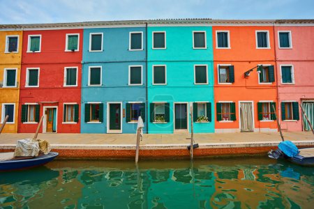 Foto de Calle con edificios coloridos en la isla de Burano, Venecia, Italia. Arquitectura y monumentos de Venecia, postal de Venecia - Imagen libre de derechos
