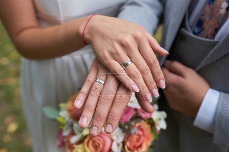 Téléchargez les photos : Les mains du couple nouvellement marié avec des alliances - en image libre de droit