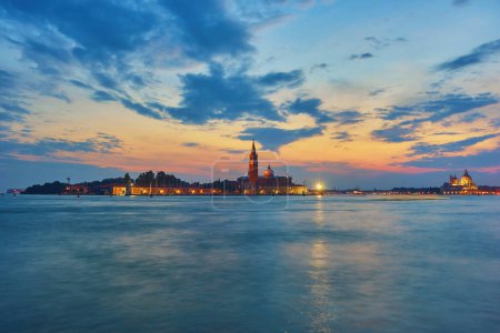 Vista panorámica de la iglesia y la isla de San Jorge en el canal de Giudecca, vista de noche desde el distrito de San Marcos en Venecia, Italia
