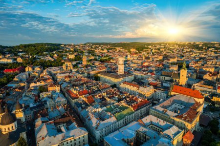 Foto de Vista panorámica del verano desde el dron en el centro histórico de la ciudad de Lviv, Ucrania - Imagen libre de derechos