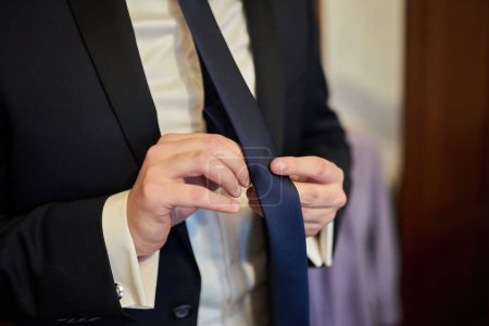 Téléchargez les photos : Le marié en costume et une cravate pour une promenade - en image libre de droit