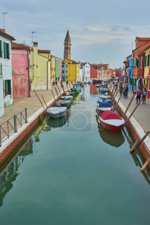 Foto de Venecia, Italia - 15 de octubre de 2018: Monumento a Venecia, Canal de la isla de Burano, casas y barcos de colores, Italia. - Imagen libre de derechos