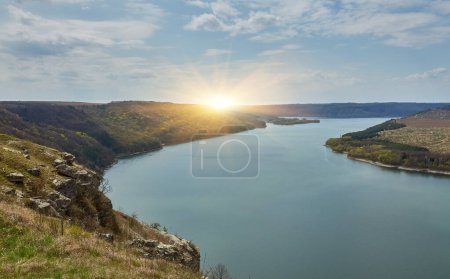 Die Ufer eines großen Flusses. Bakota, Dnjestr, Ukraine. Glatte ruhige Wasser-Panoramalandschaft. Hohe Ufer, grüne Hügel. Sommertag in Osteuropa.