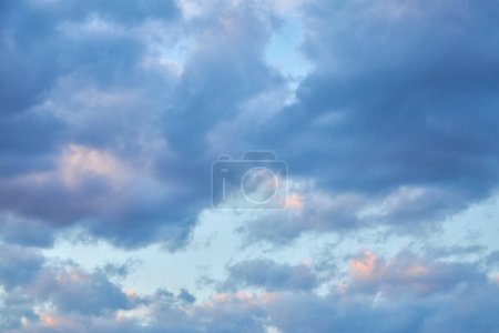 Téléchargez les photos : Paysage nuageux de cumulus nuages de coucher de soleil avec lumière du soleil - en image libre de droit