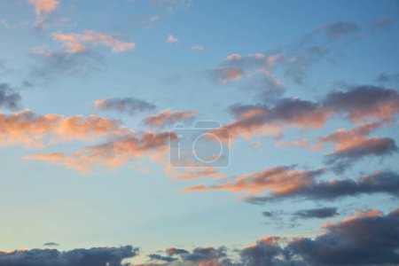 Téléchargez les photos : Une vue captivante sur le ciel au coucher du soleil, des couleurs vives peignant les nuages. La danse de la nature se déroule, les nuages se déplacent gracieusement dans la lumière du soir - en image libre de droit