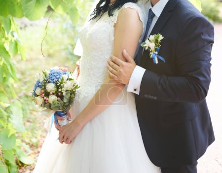 Foto de Feliz novia y novio en su boda abrazos - Imagen libre de derechos