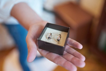 Téléchargez les photos : Deux alliances dans une boîte à bijoux sur fond blanc - en image libre de droit