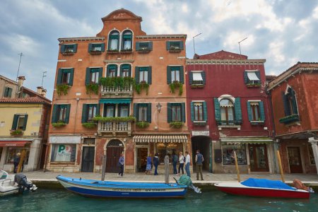 Téléchargez les photos : Venise, Italie - 15 octobre 2018 : Beau canal étroit avec de l'eau soyeuse à Venise, Italie - en image libre de droit