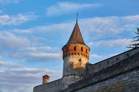 Téléchargez les photos : La partie du vieux château de Kamianets-Podilskyi sous un ciel gris nuageux. La forteresse située dans la nature pittoresque de la ville historique de Kamianets-Podilskyi, en Ukraine - en image libre de droit