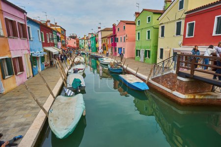 Téléchargez les photos : Venise, Italie - 15 octobre 2018 : monument de Venise, canal de l'île de Burano, maisons et bateaux colorés, Italie. - en image libre de droit
