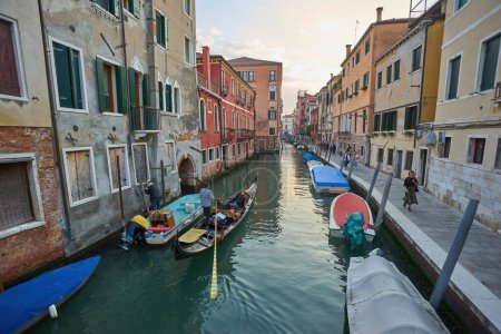 Foto de Venecia, Italia - 14 de octubre de 2018: Hermoso canal estrecho con agua sedosa en Venecia, Italia - Imagen libre de derechos