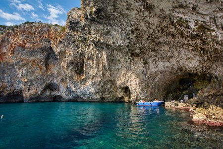 Téléchargez les photos : Grotta Zinzulusa. Vue de la falaise à la mer Adriatique d'azur cristalline avec de l'eau transparente. passerelle sous les rochers à la grotte. Région Salento des Pouilles Pouilles, Italie méridionale - en image libre de droit