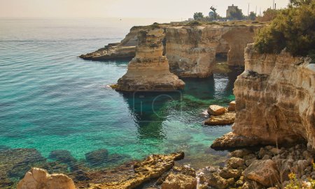 Foto de Hermoso paisaje marino en Puglia. De Italia. Torre di Sant Andrea - famosa playa con formaciones rocosas cerca de la ciudad de Otranto - Imagen libre de derechos