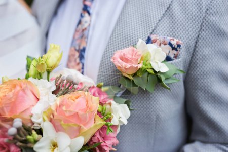 Téléchargez les photos : Élégante boutonnière de roses blanches et feuilles d'eucalyptus - en image libre de droit