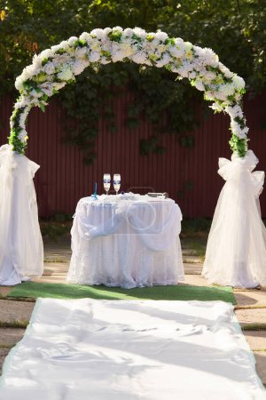 Téléchargez les photos : Belle arche de mariage pour la cérémonie des fleurs. Couleur rétro - en image libre de droit