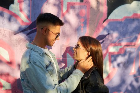 Téléchargez les photos : Élégant et jeune homme et femme posant dans la rue, un couple profondément amoureux. - en image libre de droit