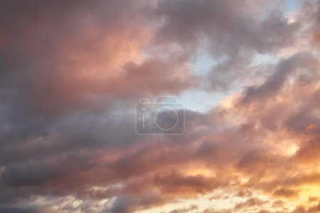 Foto de Cielo nublado colorido al atardecer. Color degradado. Textura del cielo, fondo de naturaleza abstracta - Imagen libre de derechos