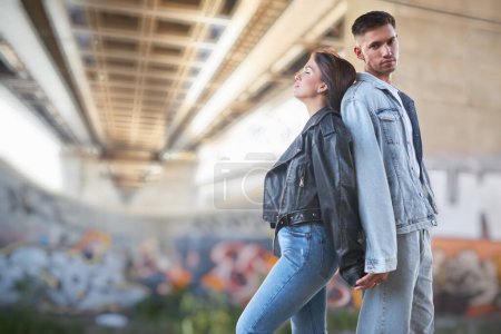 Téléchargez les photos : Élégant et jeune homme et femme posant dans la rue, un couple profondément amoureux. - en image libre de droit