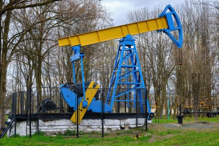 Téléchargez les photos : A single-shoulder rocking machine at an oil field. Oil and gas production. - en image libre de droit