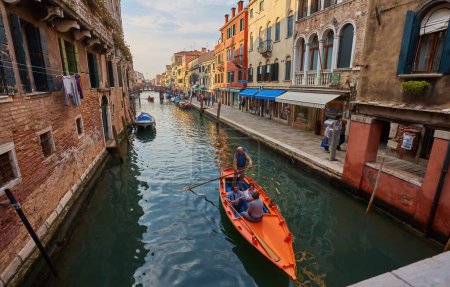 Foto de Venecia, Italia - 15 de octubre de 2018: Góndolas y muelle de madera en Venecia, Italia - Imagen libre de derechos