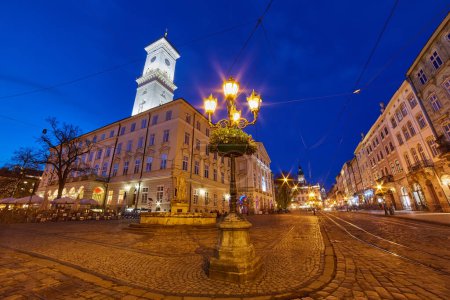 Téléchargez les photos : Vieille ville centre de la hauteur dans la soirée, Lvov, Ukraine - en image libre de droit