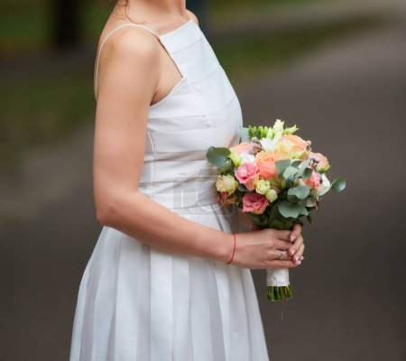 Téléchargez les photos : Beau bouquet de mariage entre les mains de la mariée - en image libre de droit