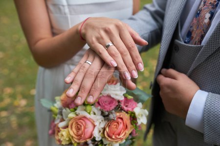 Téléchargez les photos : Mariée et marié tenant la main en plein air photo - en image libre de droit