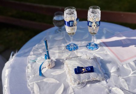Foto de Copas de champán de boda y anillos de boda - Imagen libre de derechos