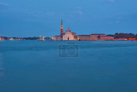 Foto de Venecia, Italia - 14 de octubre de 2018: Vista panorámica de la iglesia y la isla de San Jorge en el canal de Giudecca, vista por la noche desde el distrito de San Marcos en Venecia, Italia - Imagen libre de derechos