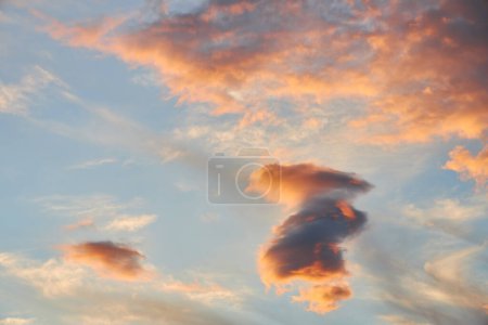 Téléchargez les photos : Sunset sky, clouds painted in bright colors over Kyiv, Ukraine - en image libre de droit
