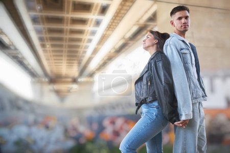Téléchargez les photos : Au cœur de la ville, un jeune couple élégant capture l'essence de leur amour dans le contexte de la vie urbaine. - en image libre de droit
