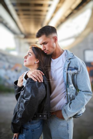 Foto de Una pareja de moda y juvenil emana estilo y amor mientras que las poses llamativas en las calles de la ciudad. - Imagen libre de derechos