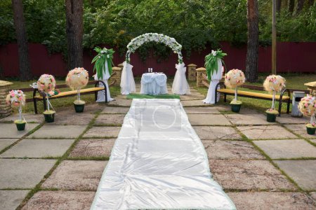 Foto de Ceremonia de boda. Arco de boda muy hermoso y elegante, decorado con varias flores frescas y hierba de pampas, de pie fuera. Día de la boda. - Imagen libre de derechos