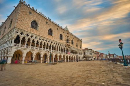 Téléchargez les photos : Place Saint-Marc dans les premiers rayons du soleil au lever du soleil, Venise, Italie - en image libre de droit