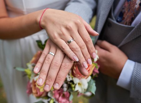 Téléchargez les photos : Mariée et marié tenant la main en plein air photo - en image libre de droit