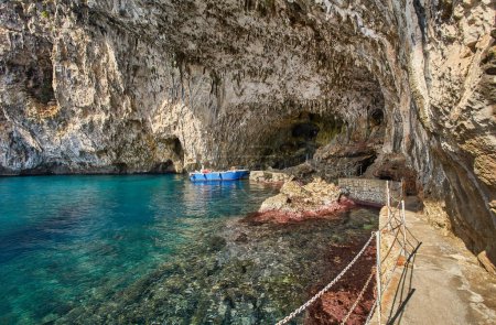 Téléchargez les photos : Grotte de Zinzulusa dans les Pouilles - Pouilles, Italie - en image libre de droit