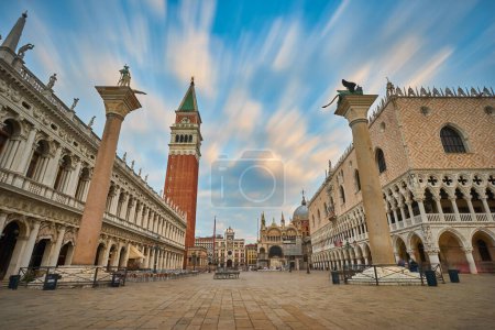 Foto de Plaza de San Marcos en los primeros rayos de sol al amanecer, Venecia, Italia - Imagen libre de derechos