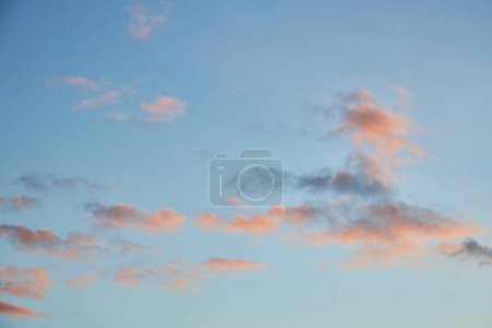 Téléchargez les photos : Ciel nuageux coloré au coucher du soleil. Couleur dégradée. Texture du ciel, fond naturel abstrait - en image libre de droit