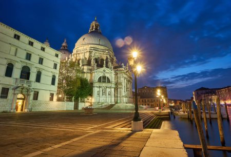 Téléchargez les photos : Santa Maria della Salute à Venise dans la nuit - en image libre de droit
