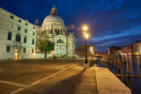 Foto de Santa Maria della Salute en Venecia en la noche - Imagen libre de derechos