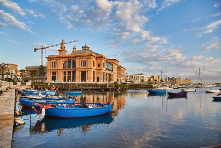 Téléchargez les photos : Bari - Le panorama du port et du Teatro Margherita dans la lumière du matin. - en image libre de droit