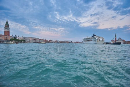 Téléchargez les photos : Bateau de Criuse avec deux remorqueurs à la Punta della Dogana la nuit, Venise, Italie - en image libre de droit